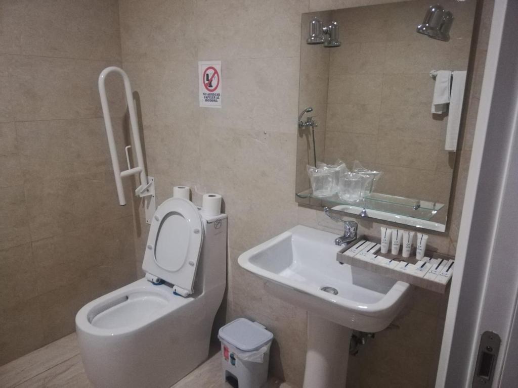 Koupelna v ubytování HOTEL AVIACIOn