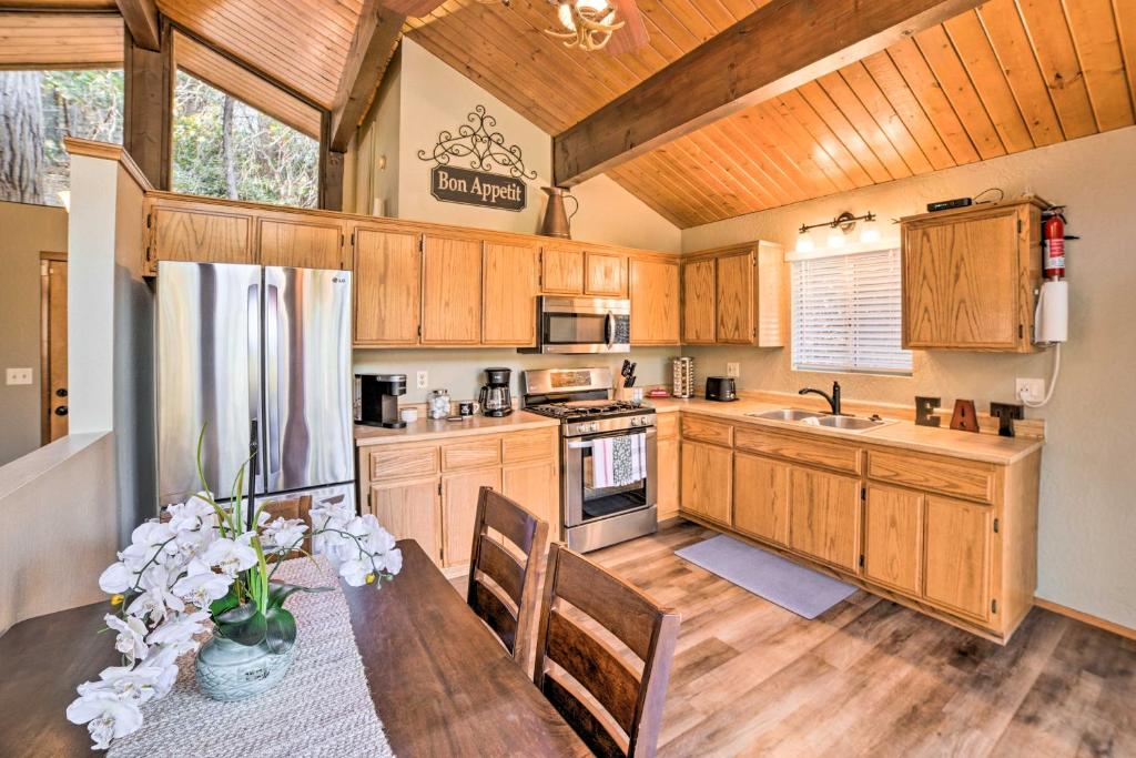 Ferienhaus Crestline Cabin with Deck Lakes, Hiking and More (USA Crestline)