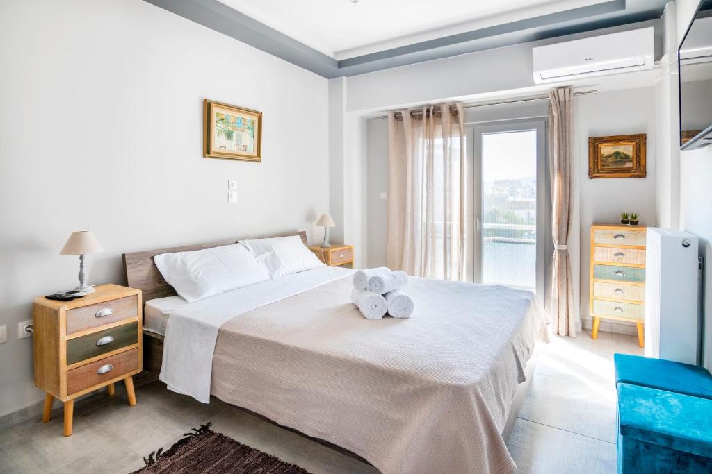 ein Schlafzimmer mit einem Bett mit zwei Handtüchern darauf in der Unterkunft The "Maze" by CK&G in Athen