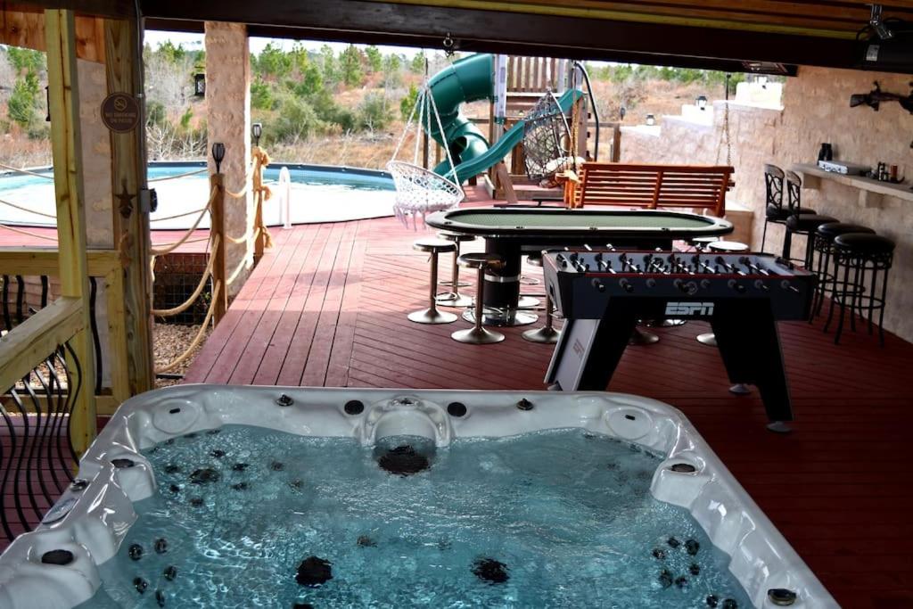 Peaceful getaway, pool, hot tub, games and much more - Housity