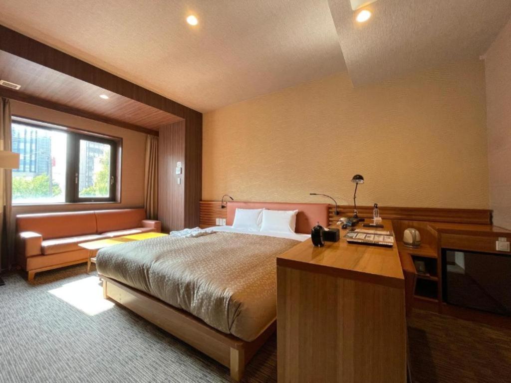 سرير أو أسرّة في غرفة في Hotel Relief SAPPORO SUSUKINO - Vacation STAY 22966v