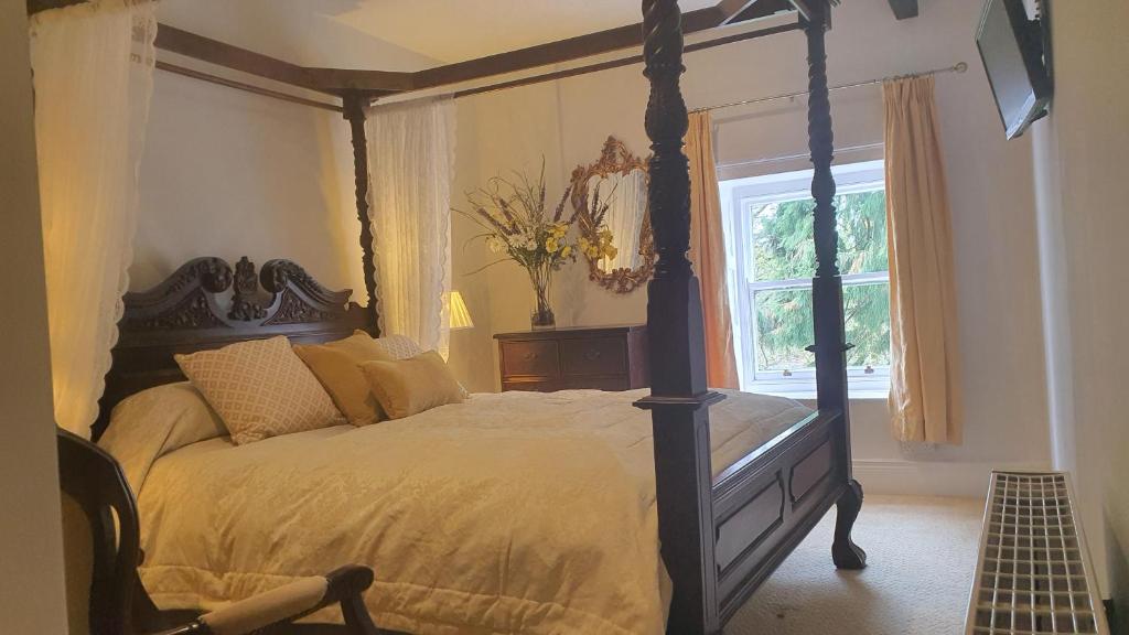 Postel nebo postele na pokoji v ubytování Lowbyer Manor Country House