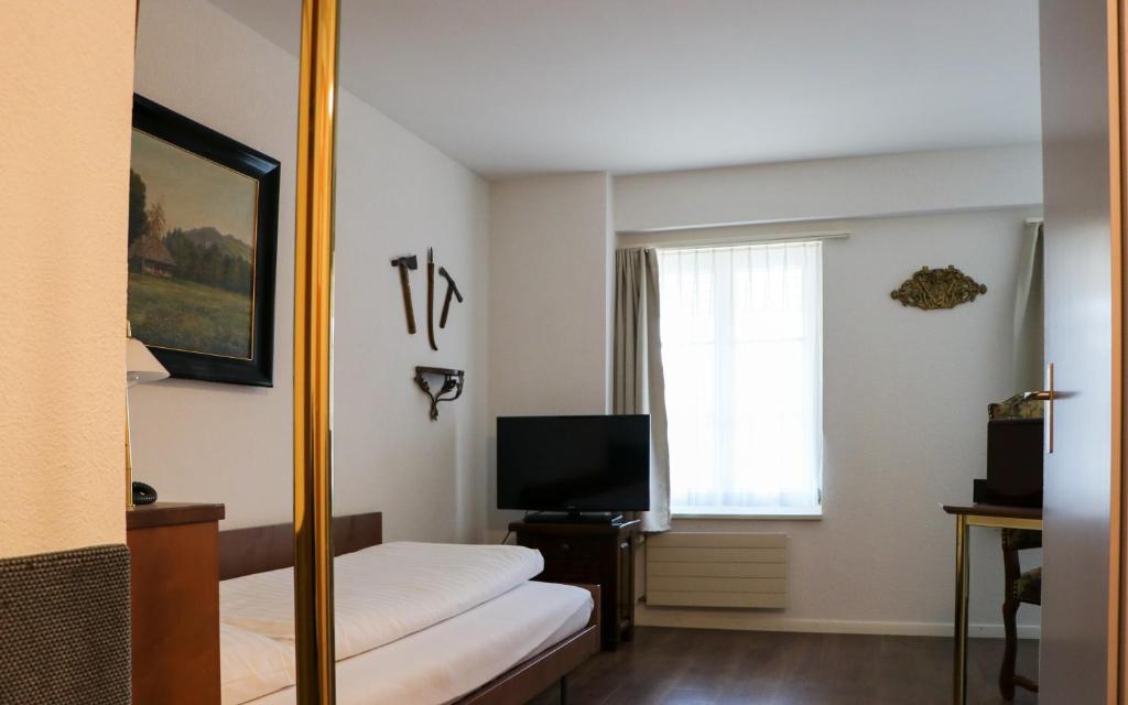 TV a/nebo společenská místnost v ubytování Hotel & Restaurant Sternen Köniz bei Bern
