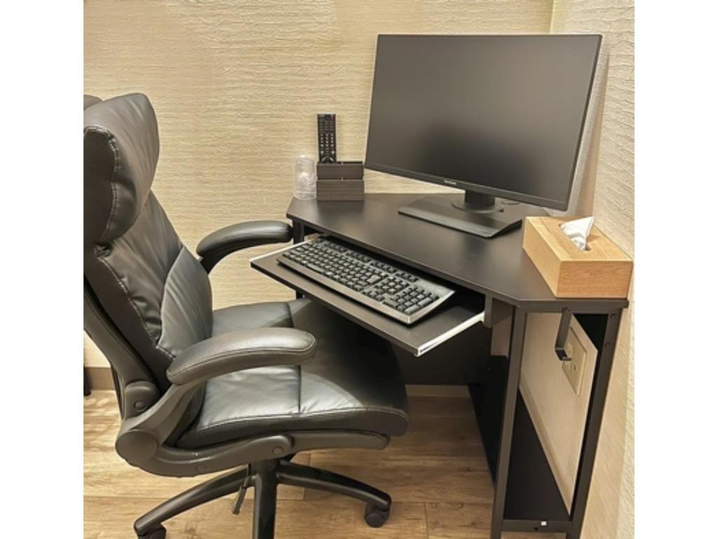 uma secretária com um monitor de computador e uma cadeira em HOTEL StoRK Naha Shintoshin - Vacation STAY 27632v em Naha