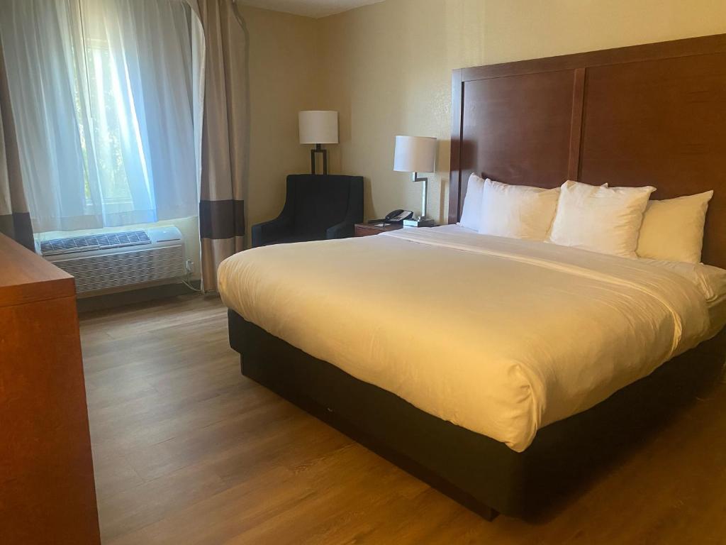Postel nebo postele na pokoji v ubytování Comfort Inn & Suites Phoenix North - Deer Valley