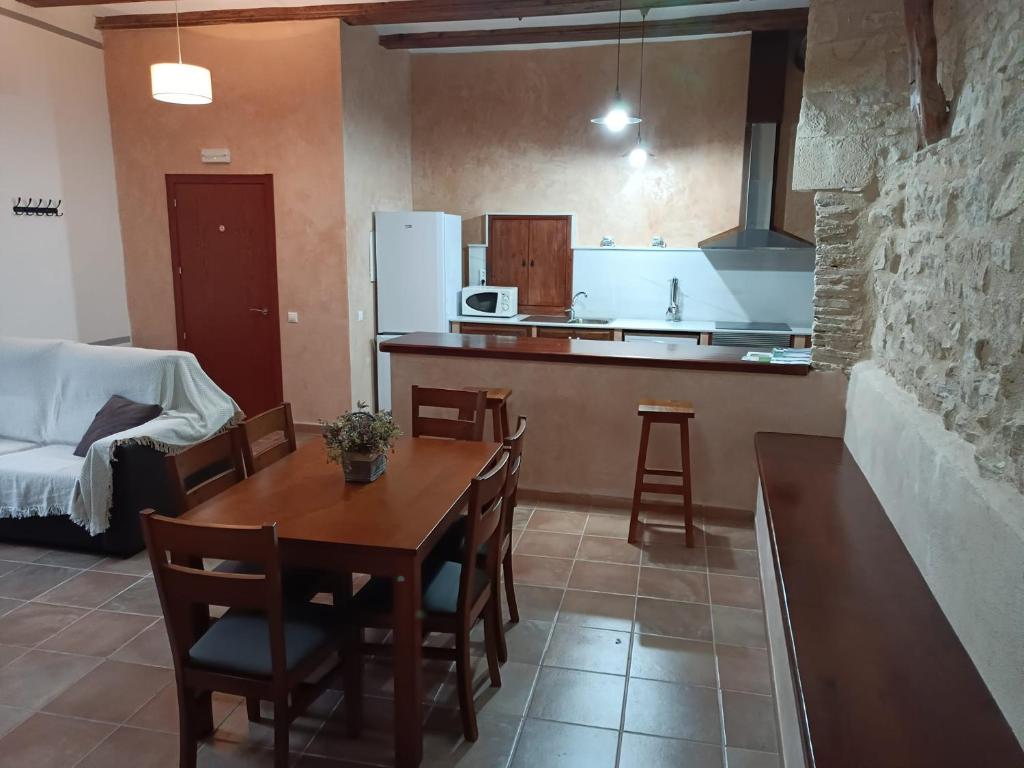 een keuken en eetkamer met een tafel en stoelen bij Casa Castell in Castellfort