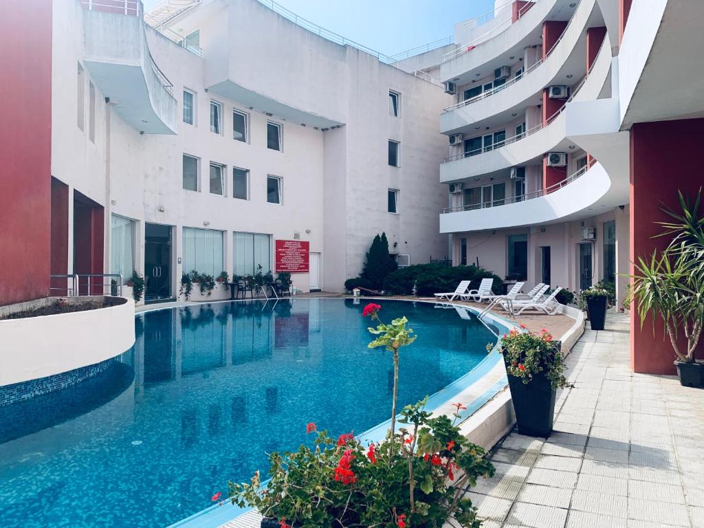 a swimming pool in the middle of a building at Sunshine Romance Apartment in Kranevo