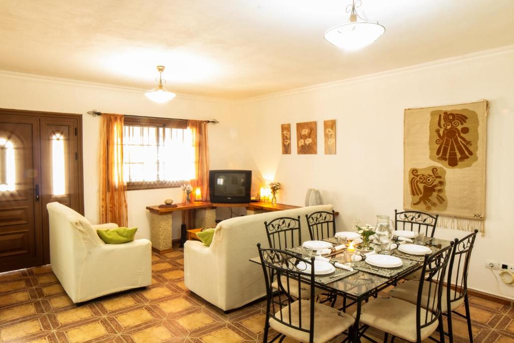 TV a/nebo společenská místnost v ubytování CASA CON PISCINA EN TENERIFE - VISTA MAR Y EL TEIDE