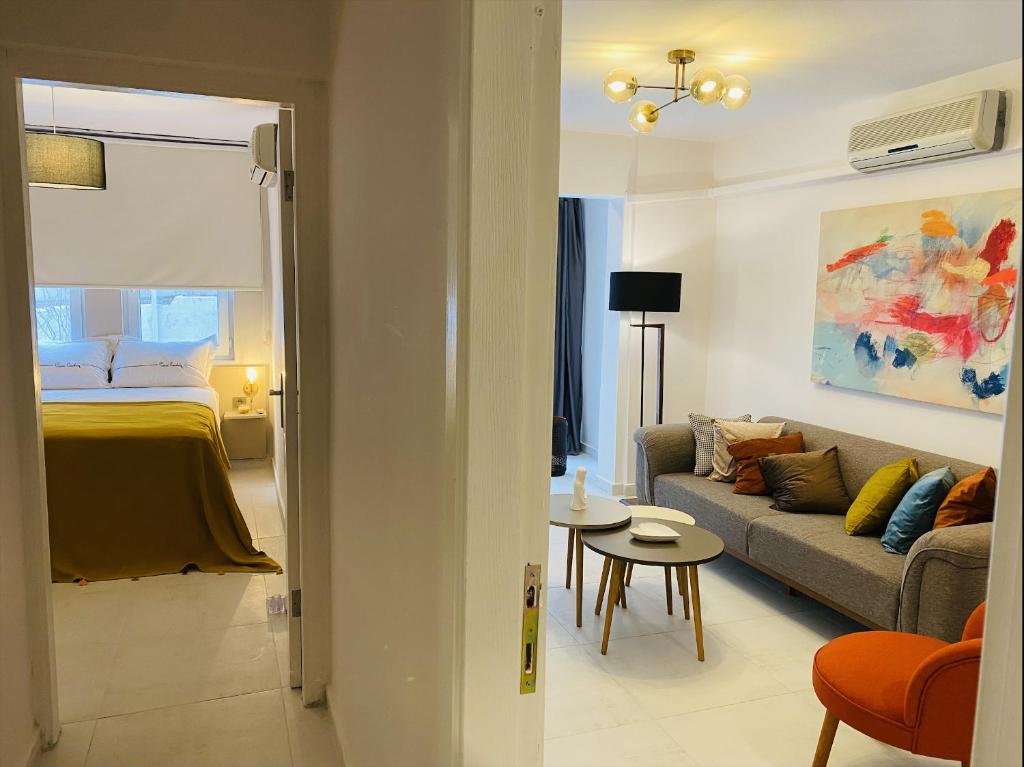 een woonkamer met een bank en een bed bij Ezgi's Apartment with Private Garden in Marmaris in Marmaris