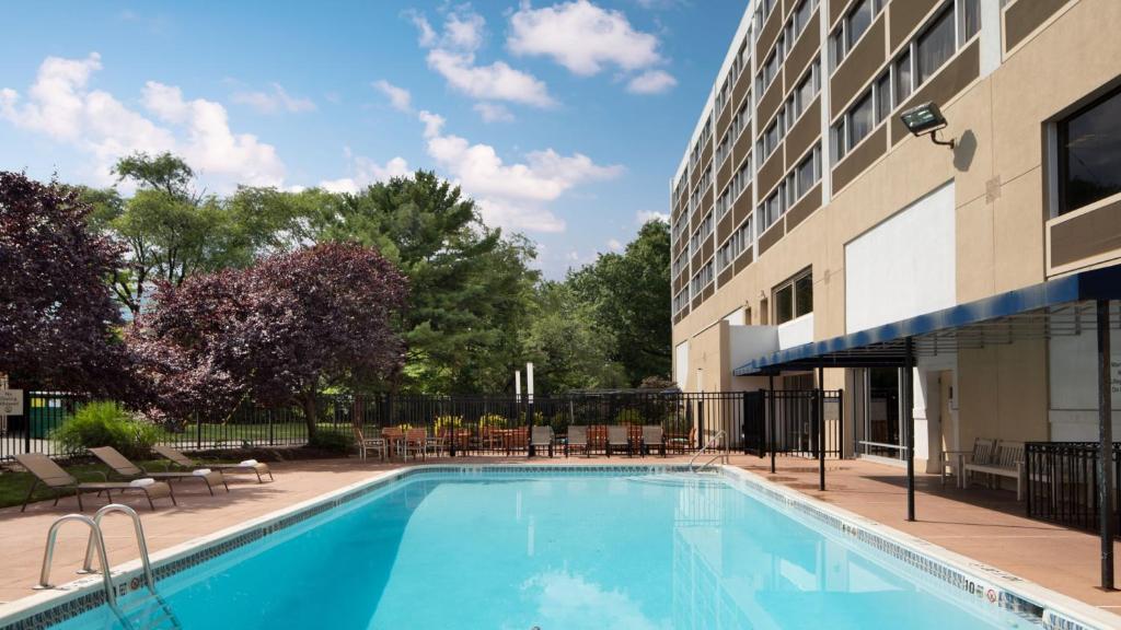 Bazén v ubytování Holiday Inn Clark - Newark by IHG nebo v jeho okolí