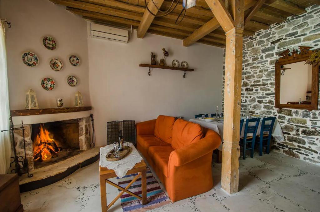 salon z kanapą i kominkiem w obiekcie Anastasia's Home w mieście Émbonas