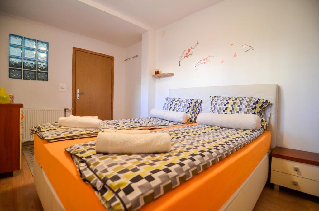 2 camas individuales en una habitación en Blacksmith Apartment + Free Private Parking en Sarajevo