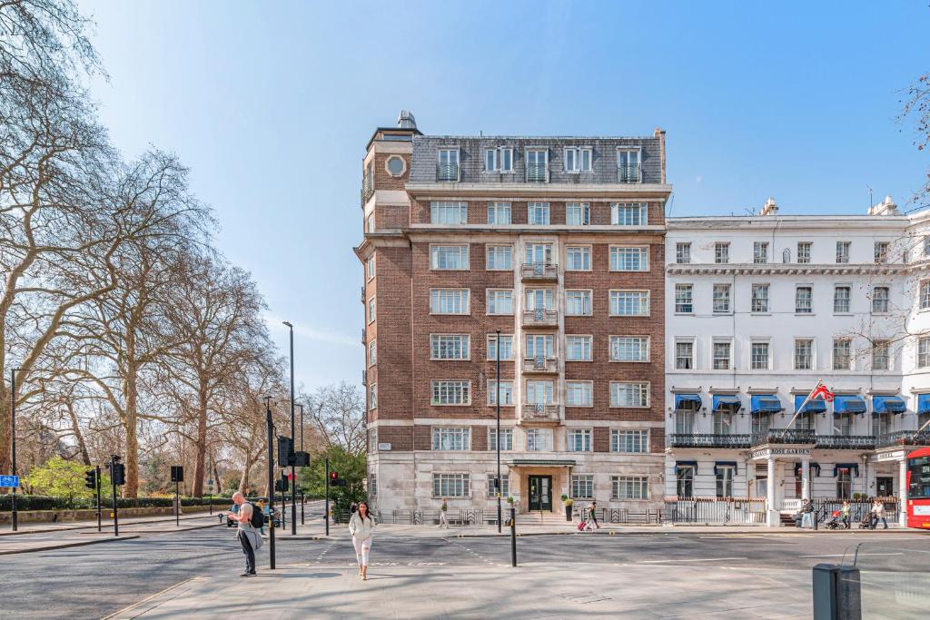 a building with a clock tower in front of a street at Fountain House in London