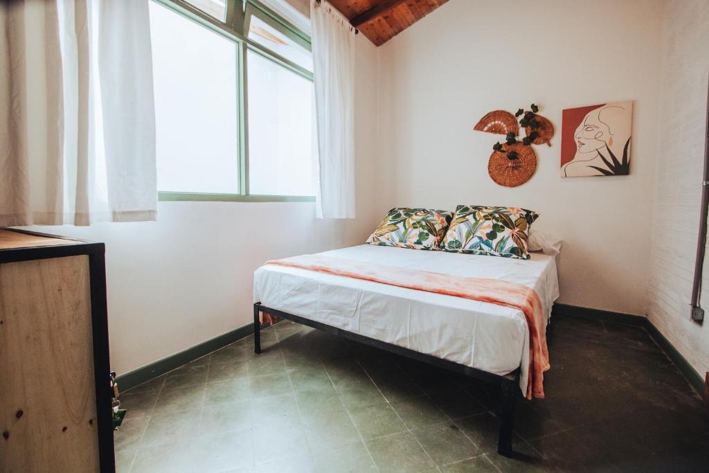 Postel nebo postele na pokoji v ubytování Centro Hostel Medellin