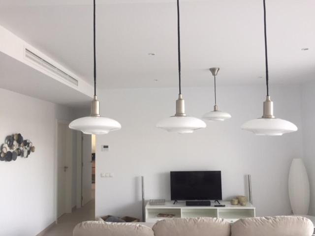TV a/nebo společenská místnost v ubytování COSTA DEL SOL MIJAS GOLF FIRST LINE-NEAR MARBELLA - STUNNING VIEWS - GROUND FLOOR PENTHOUSE APPARTEMENT - 3 BEDROOMS - BIG TERRAS AND GARDEN 2- 6 persons ONE PRICE! - COMPLETELY FURNISHED AND EQUIPT FOR AN UNFORGETABLE HOLIDAY AND GOLF MATCHES PLEASURES