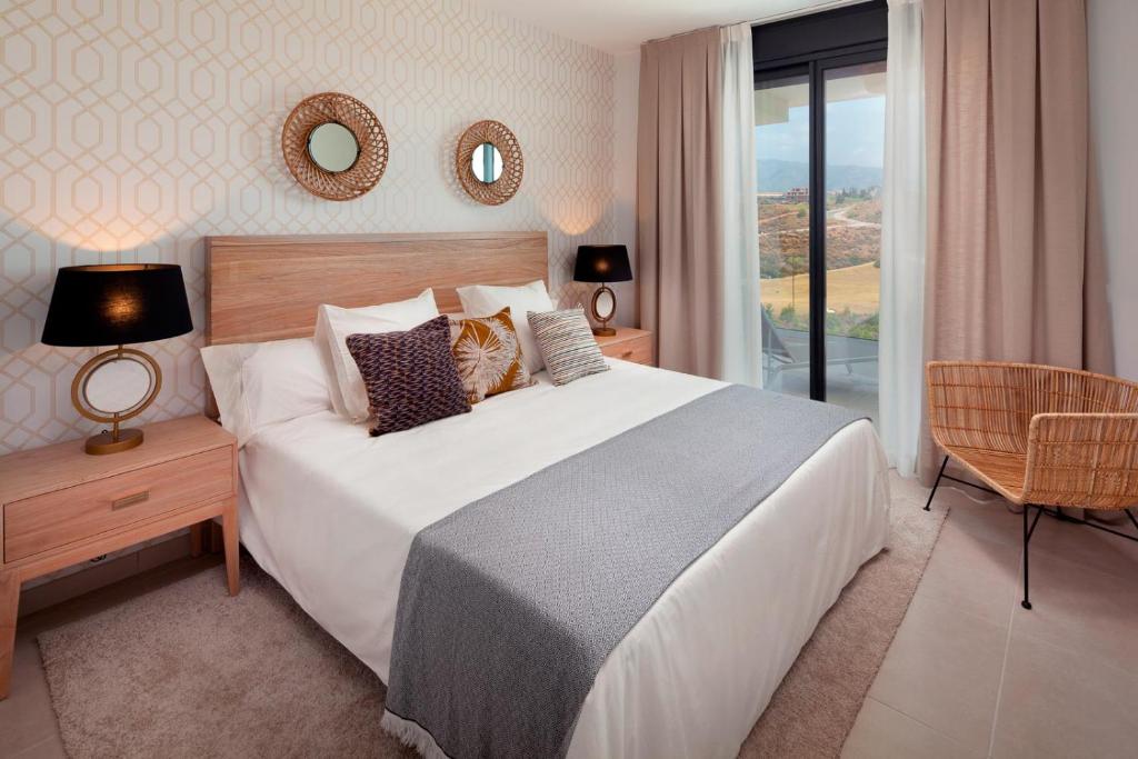Postel nebo postele na pokoji v ubytování COSTA DEL SOL MIJAS GOLF FIRST LINE-NEAR MARBELLA - STUNNING VIEWS - GROUND FLOOR PENTHOUSE APPARTEMENT - 3 BEDROOMS - BIG TERRAS AND GARDEN 2- 6 persons ONE PRICE! - COMPLETELY FURNISHED AND EQUIPT FOR AN UNFORGETABLE HOLIDAY AND GOLF MATCHES PLEASURES