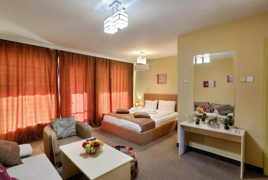 ein Hotelzimmer mit einem Bett und einem Sofa in der Unterkunft HOTEL THE WHITE HOUSE Plovdiv in Plowdiw