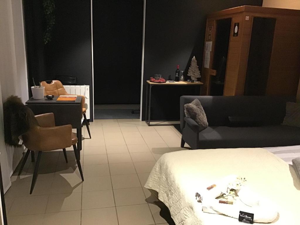 Posezení v ubytování Studio Gardenroom Guesthouse De Steenberg met wellness & tuinzicht