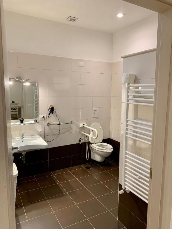 A bathroom at Romano B&B