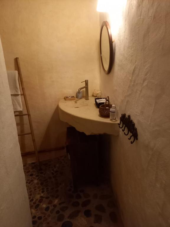 Koupelna v ubytování Gite Les 3 Toitures Ecogite le Luquet Saint Beauzeil 82