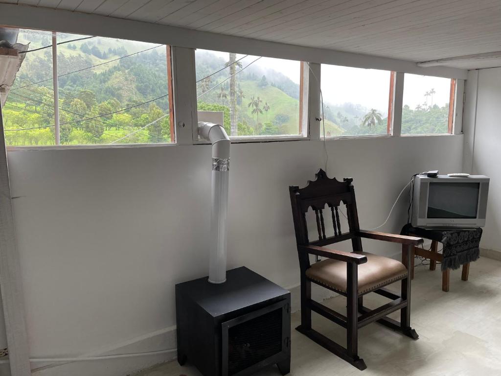 TV a/nebo společenská místnost v ubytování Cabañas Valle del Cocora La Truchera