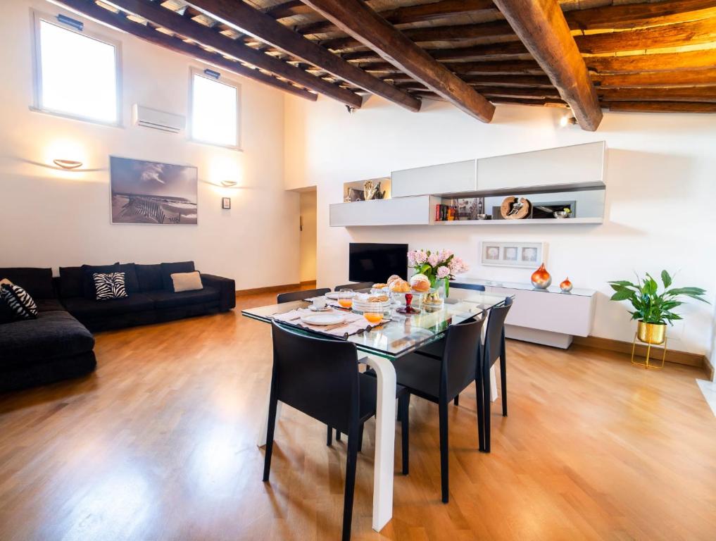 ein Esszimmer und ein Wohnzimmer mit einem Tisch und Stühlen in der Unterkunft Suite Experience Rome in Rom