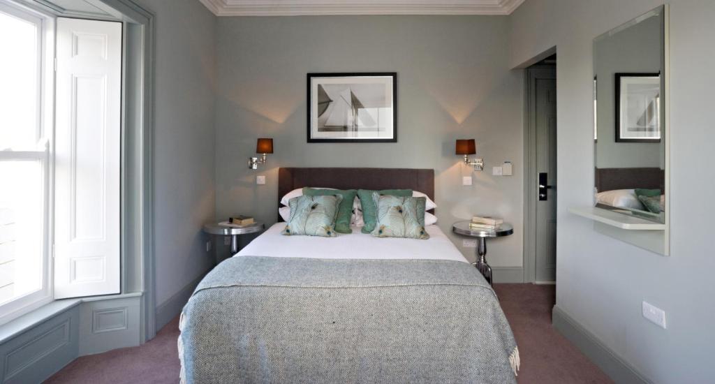 Un dormitorio con una cama grande y una ventana en Tannery Townhouse, en Dungarvan