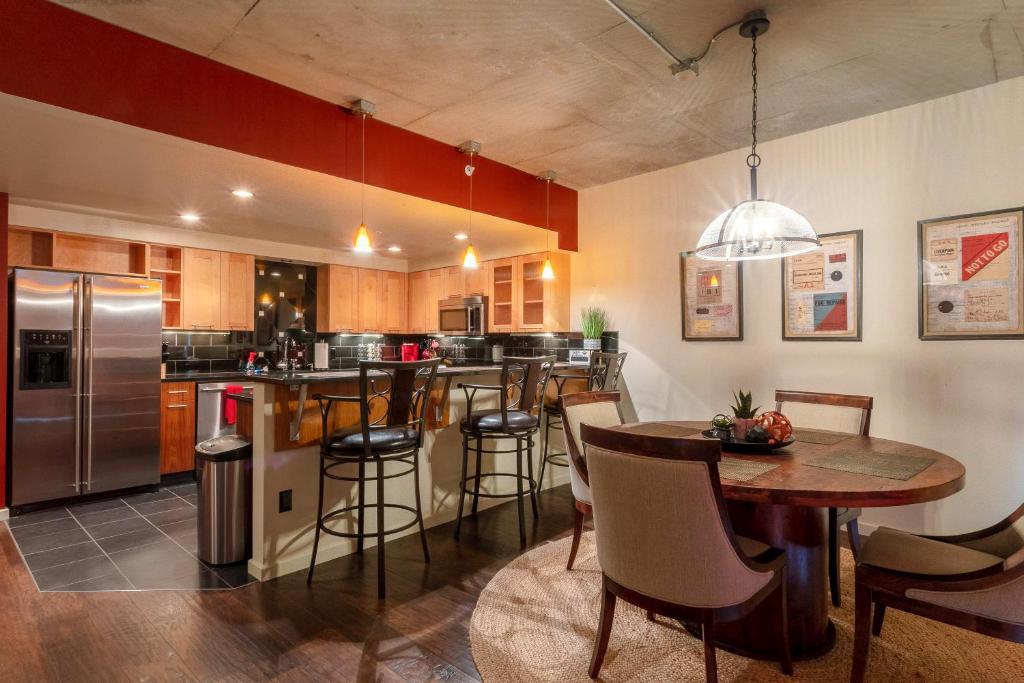 La cuisine est équipée d'une table, de chaises et d'un réfrigérateur. dans l'établissement Cozy Boho Bellerive Condo on the Spokane River, à Gibbs