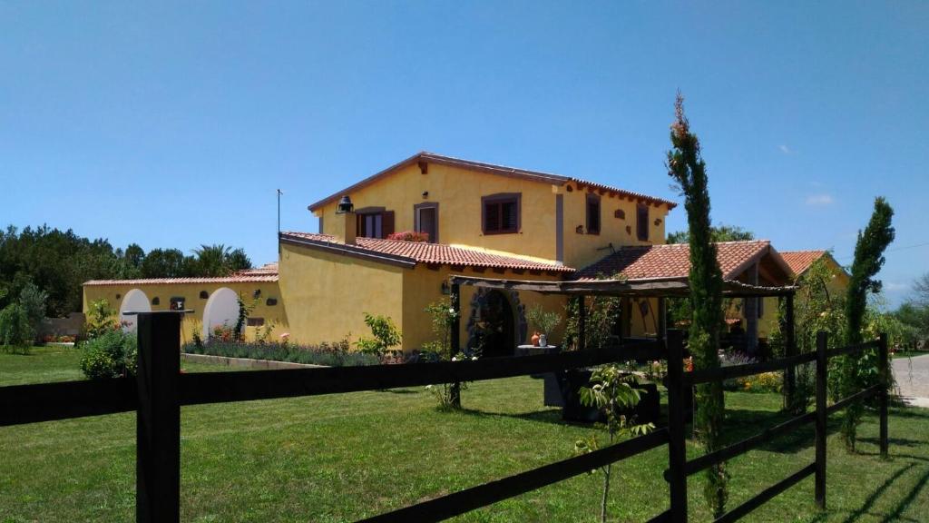 a house with a fence in front of it at Il Cardoncello in Sindia