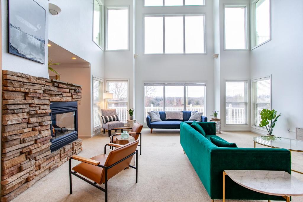 ein Wohnzimmer mit Couch und Kamin in der Unterkunft Sunny Ridge - Hot Tub, Gym, Jacuzzi Tub, Game Room in Pigeon Forge