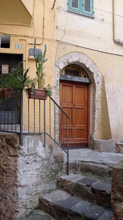 budynek z drewnianymi drzwiami z doniczką w obiekcie ROSEROSSE casa vacanze w San Remo