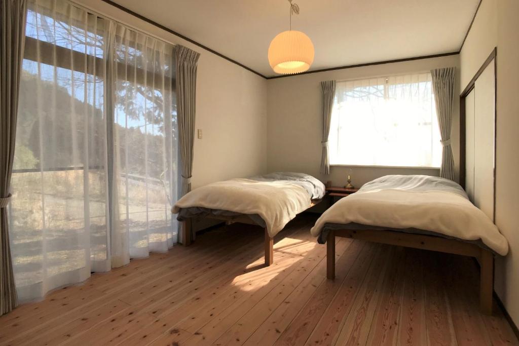2 Betten in einem Zimmer mit Fenster in der Unterkunft Gentou - Vacation STAY 28719v in Aso