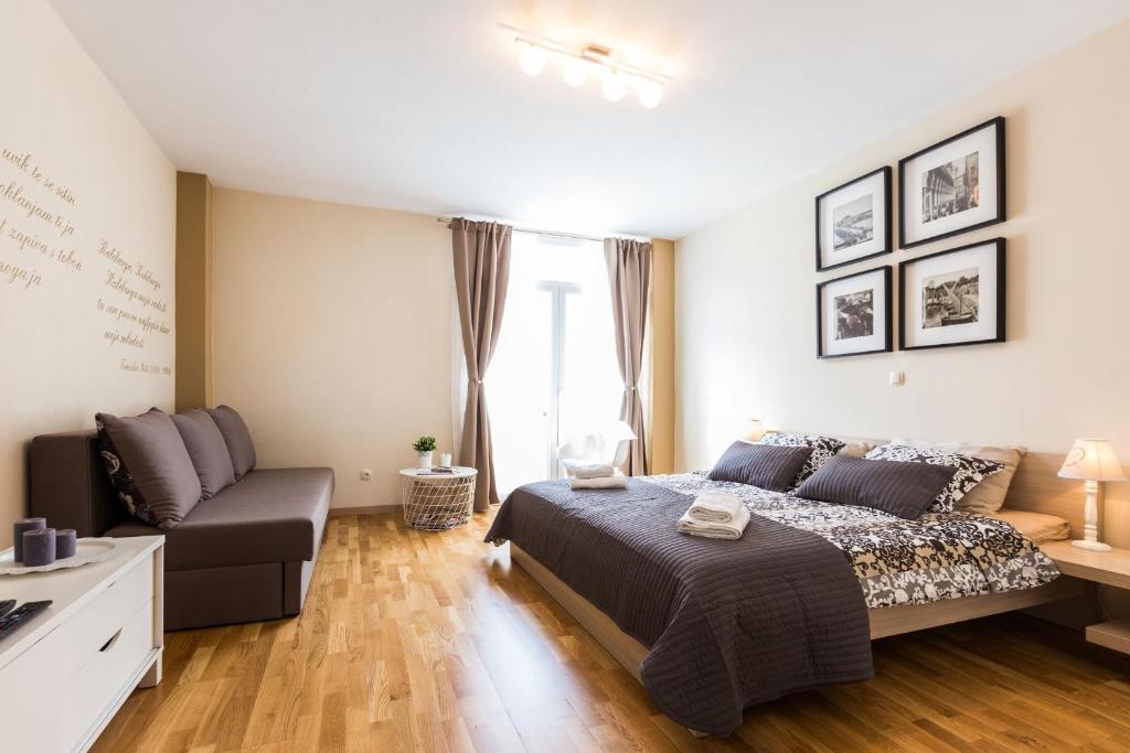 1 dormitorio con 1 cama y 1 sofá en Calle Larga 14 apartment in old town en Zadar