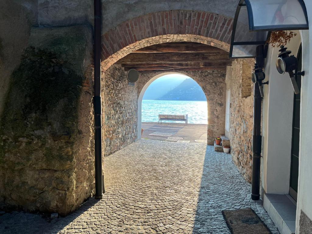 un callejón con un arco con vistas al océano en Casa Dora, en Brusino Arsizio