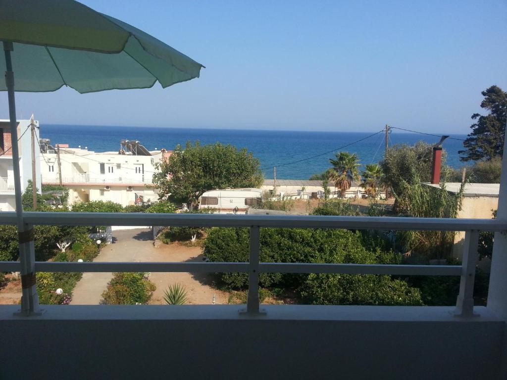 balkon z widokiem na ocean w obiekcie Antouan Matina w mieście Archangelos