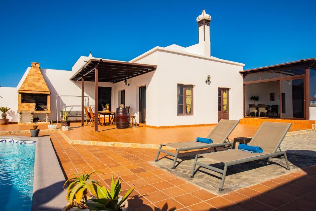 Bazén v ubytování Eslanzarote Acoruma House, Super Wifi, Heated Pool nebo v jeho okolí