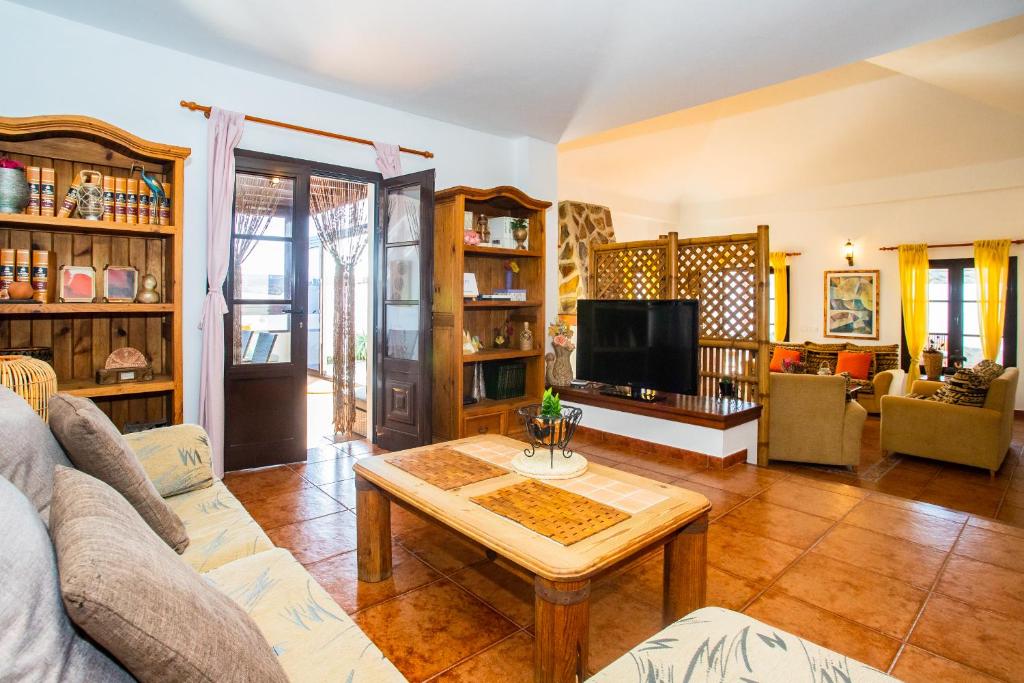 TV a/nebo společenská místnost v ubytování Eslanzarote Acoruma House, Super Wifi, Heated Pool