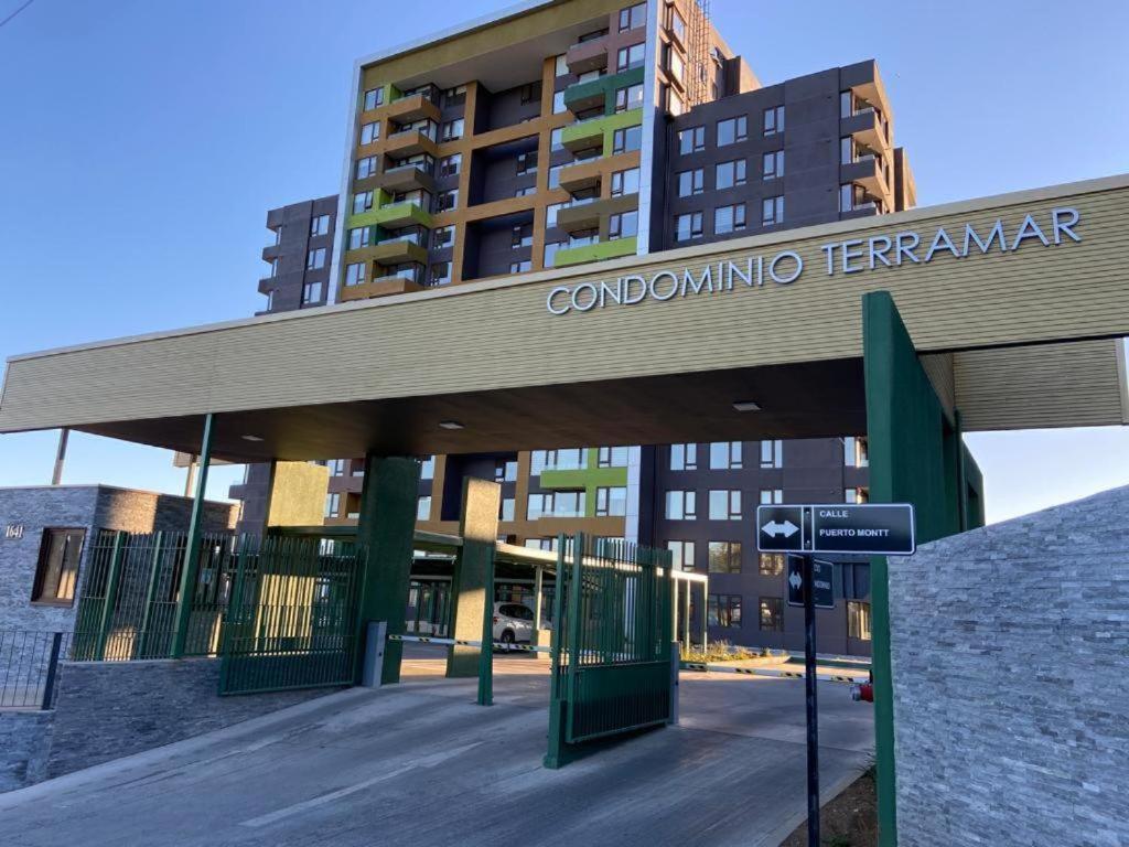 un edificio con un letrero que dice que peina el kernagencía en Departamento frente al mar- Balneario Pelluco, en Puerto Montt