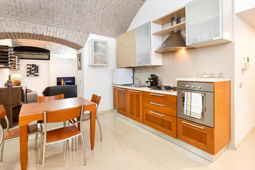 Kuchnia lub aneks kuchenny w obiekcie La Cantinetta di Milano - The Wine Cave in Milan, huge 110sqm apartment next to Central Station