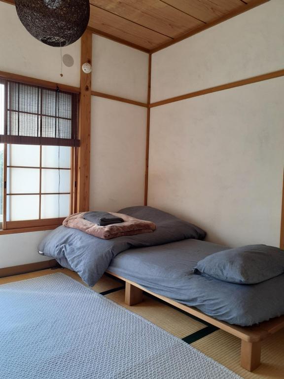 1 dormitorio con 2 camas en una habitación en Hallelujah, en Morohongō