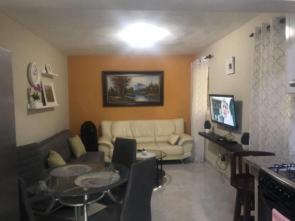 un soggiorno con divano e tavolo di Apartamento CGM de 1 habitación a La Romana