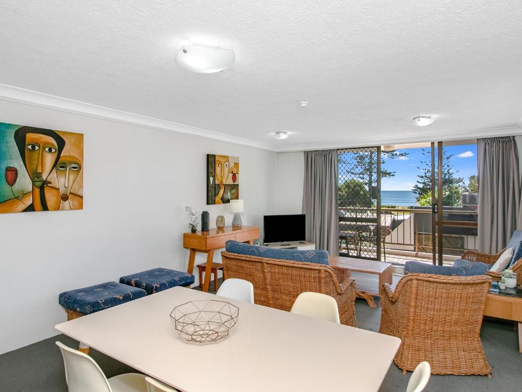un salon avec une table et des chaises et un balcon dans l'établissement Aries Unit 5, à Gold Coast