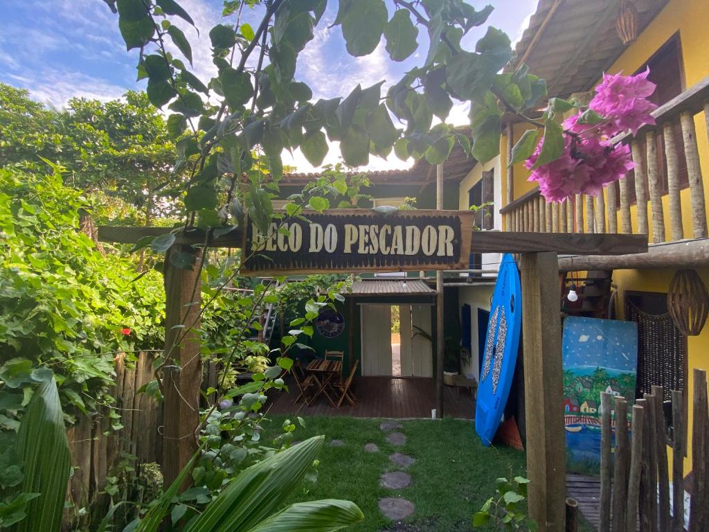a sign for a bardo do pagoda in a garden at Beco do Pescador in Caraíva