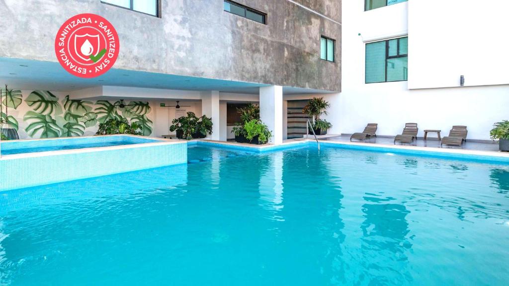 una piscina frente a un edificio en Departamento con Alberca, Jacuzzi y Vista al Mar en Mazatlán