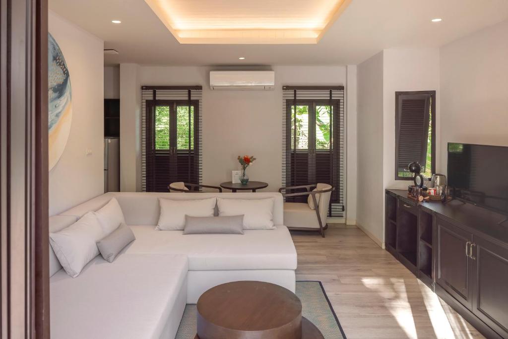 TV a/nebo společenská místnost v ubytování The Pe La Resort, Phuket - SHA Extra Plus