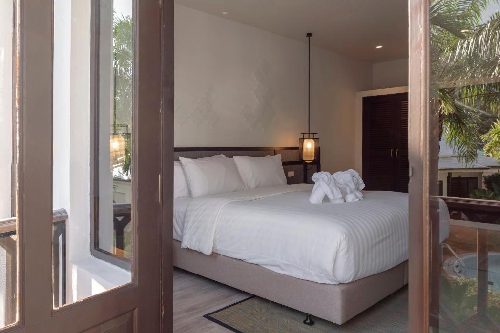 Postel nebo postele na pokoji v ubytování The Pe La Resort, Phuket - SHA Extra Plus