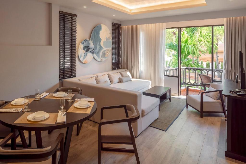 Posezení v ubytování The Pe La Resort, Phuket - SHA Extra Plus