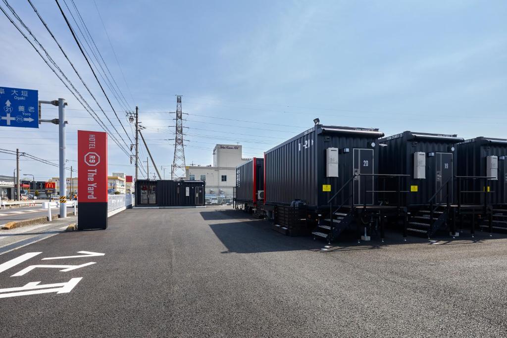 垂井町にあるHOTEL R9 The Yard 垂井の道路脇に座る容器の列