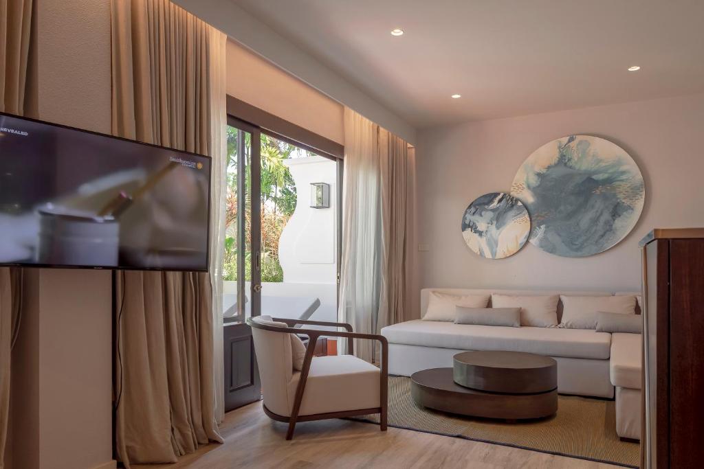 TV a/nebo společenská místnost v ubytování The Pe La Resort, Phuket - SHA Extra Plus
