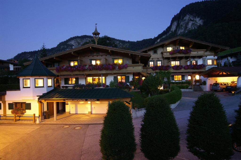 un gran edificio con árboles delante de él en Gästehaus Grauss, en Thiersee